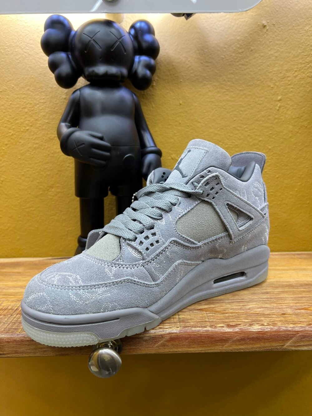 JORDAN 4 X KAWS - Image 3